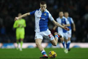 开云入口 -国际比赛日足总杯焦点战；法兰克福队长鼓劲；态度坚定；身体对抗强度拉满 